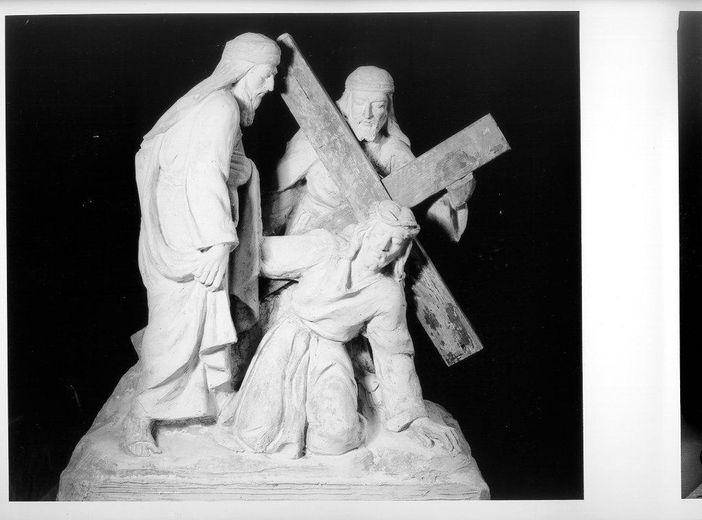 stazione VII: Gesù cade sotto la croce la seconda volta (gruppo scultoreo) - bottega italiana (inizio sec. XX)