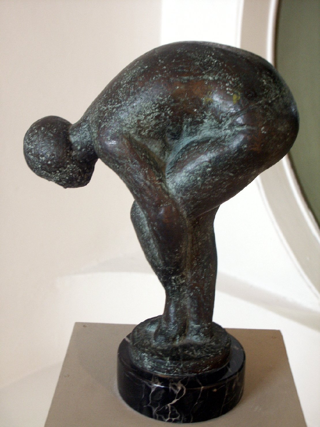 La scarpetta, Figura femminile chinata (statua) di Vatteroni Felice (sec. XX)