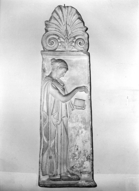 FIGURA FEMMINILE CON PISSIDE IN MANO (stele funeraria) - ambito italiano (seconda metà sec. XIX)