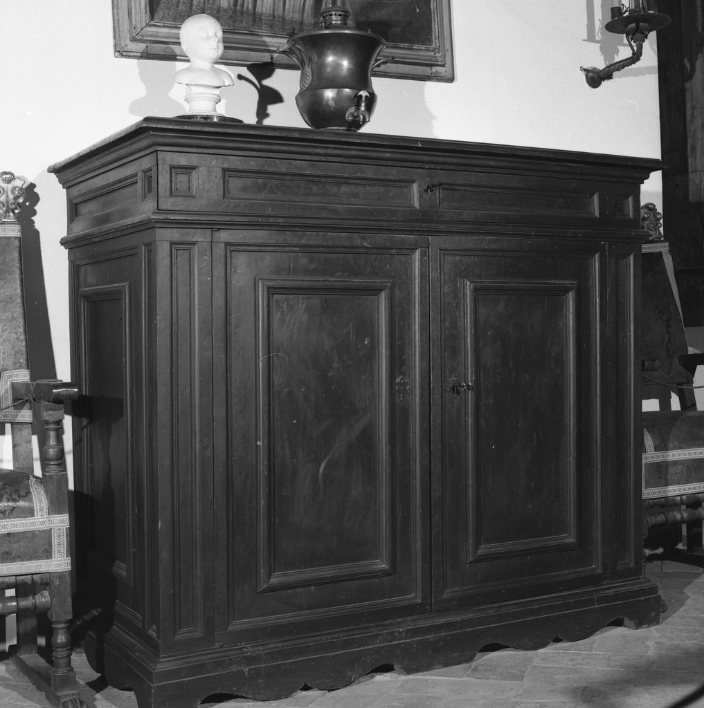 credenza, opera isolata - bottega toscana (primo quarto sec. XVIII)