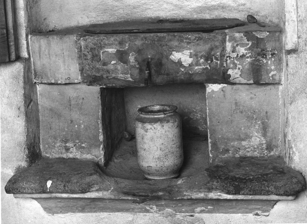 lavabo da sacrestia, opera isolata - bottega toscana (fine/inizio secc. XVI/ XVII)