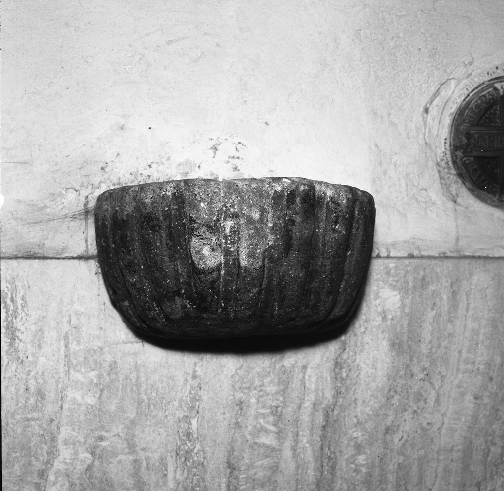 acquasantiera da parete - bottega toscana (seconda metà sec. XVIII)