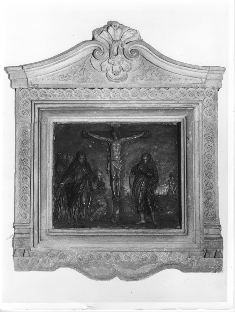 crocifissione di Cristo con la Madonna e santi (rilievo) di Fabbrica Graziani di Faenza (sec. XIX)