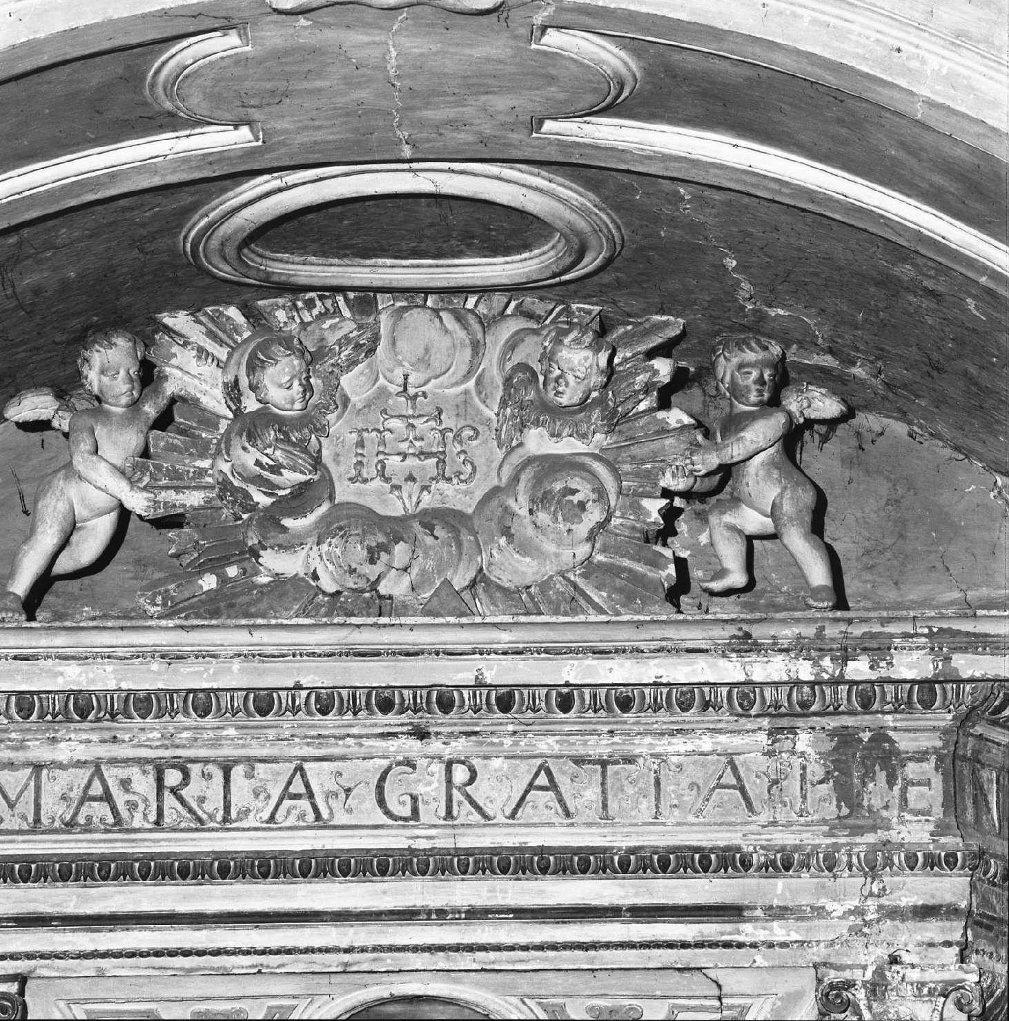 angeli con monogramma cristologico (decorazione plastica) - bottega toscana (sec. XVIII)