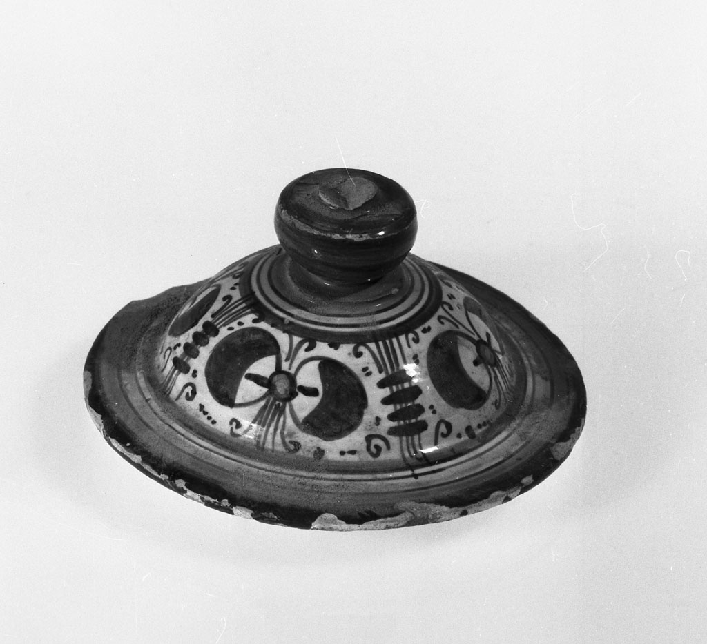 coperchio, opera isolata - bottega di Montelupo (fine/inizio secc. XVI/ XVII)