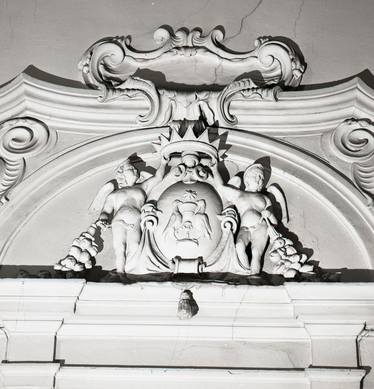 angeli con stemma (decorazione plastica) di Passardi Giovanni (attribuito) (sec. XVIII)