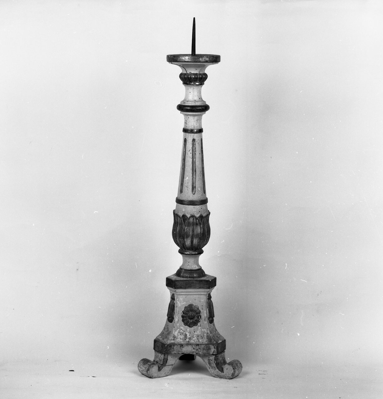 candeliere d'altare, serie - bottega toscana (primo quarto sec. XIX)