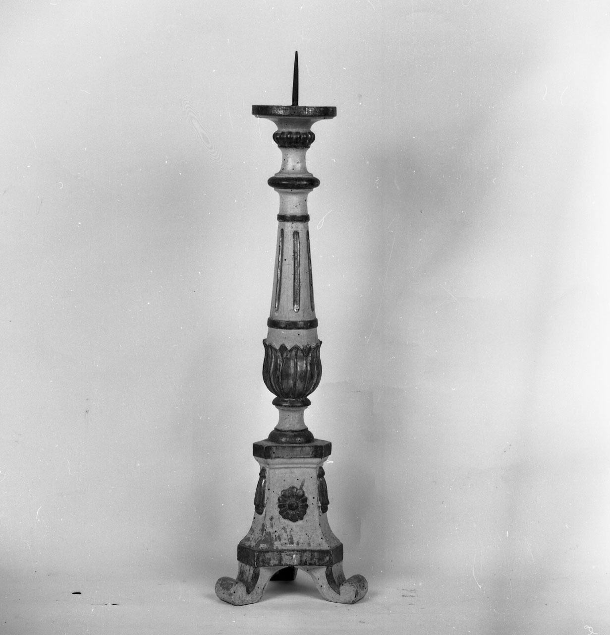 candeliere d'altare, serie - bottega toscana (primo quarto sec. XIX)