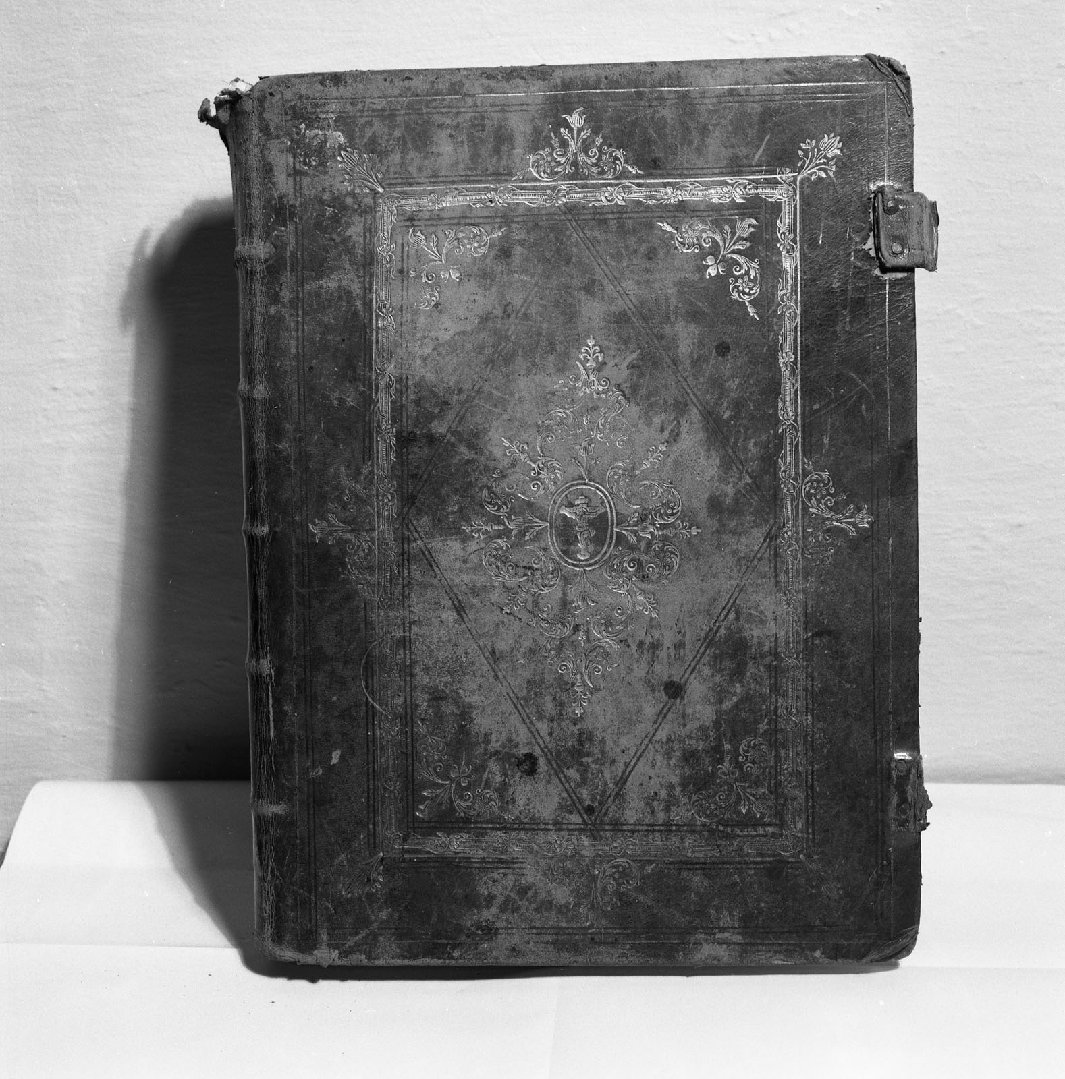 coperta di libro liturgico, elemento d'insieme - produzione toscana (sec. XVIII)