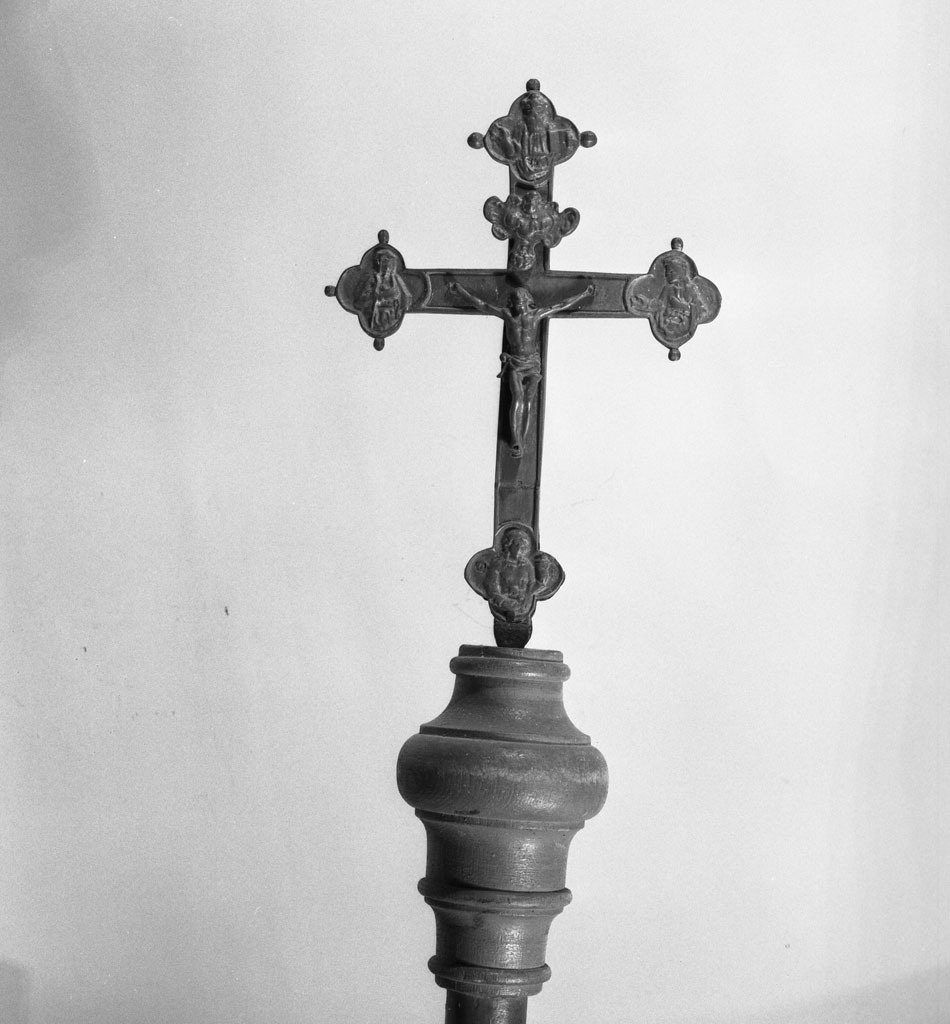 croce processionale - manifattura Italia centrale (fine/inizio secc. XIX/ XX)