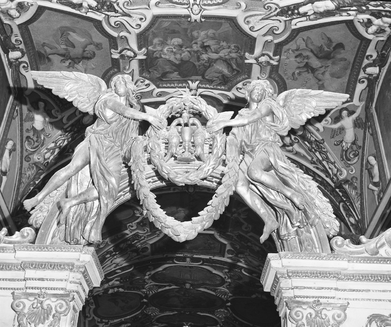 angeli con stemma dei Camaldolesi (gruppo scultoreo) - bottega toscana (fine sec. XVII)