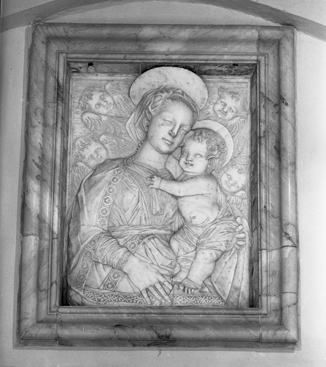 Madonna con Bambino (rilievo) di Fiamberti Tommaso (fine/inizio secc. XV/ XVI)