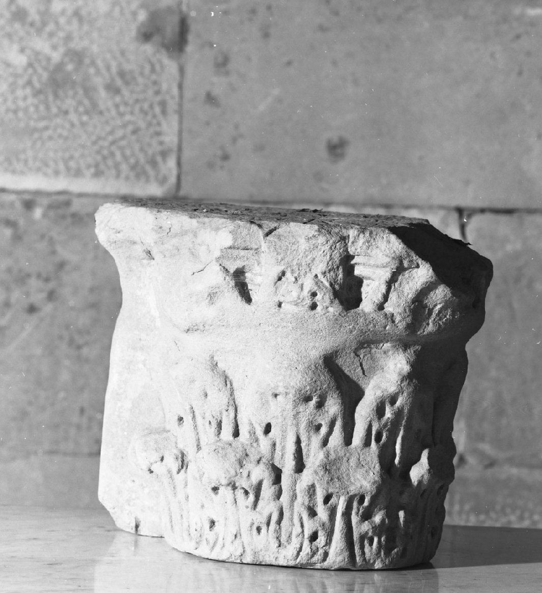capitello di pilastro, frammento - bottega toscana (seconda metà sec. XI)