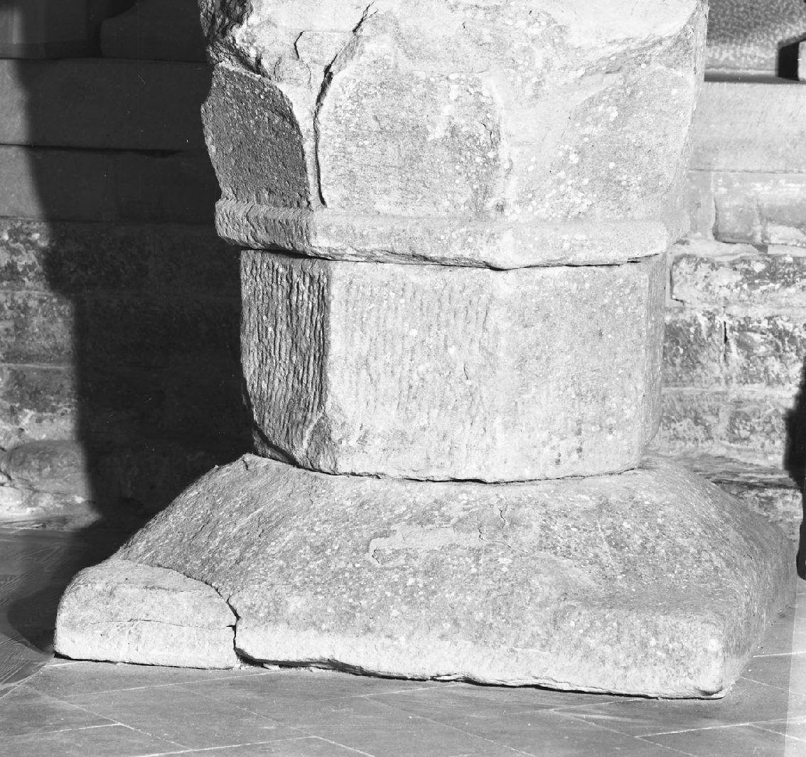 capitello, frammento - bottega toscana (prima metà sec. XIV)