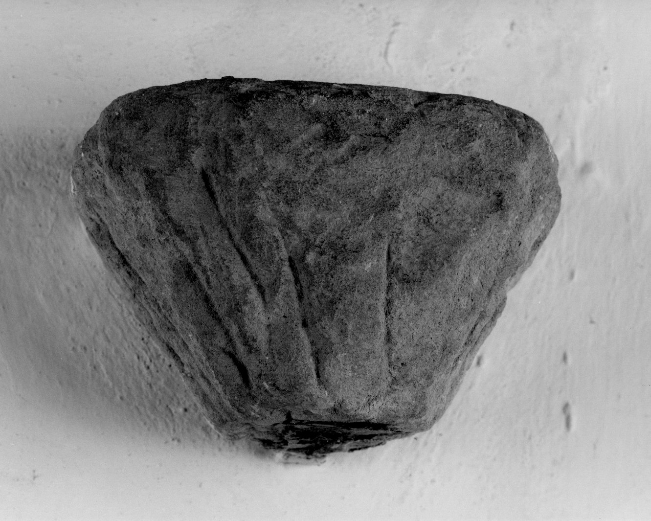 capitello, frammento - bottega toscana (fine sec. IX)