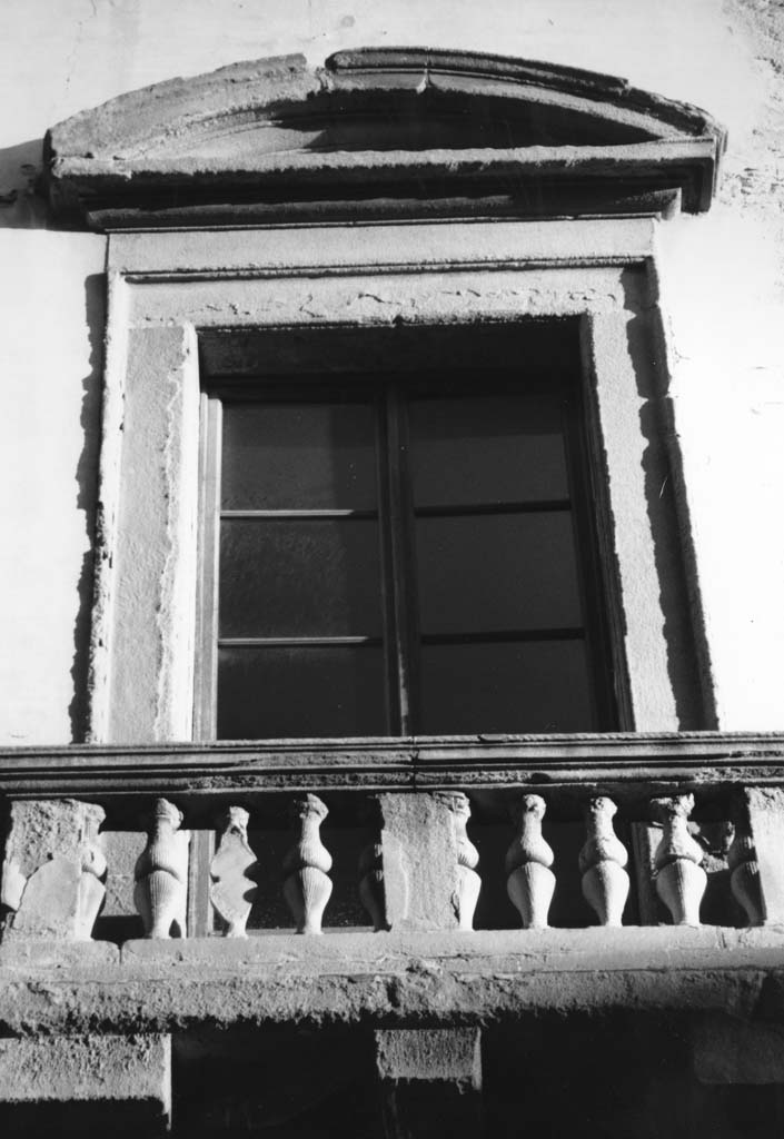 porta finestra di Parigi Alfonso I, Bertacchi Sano (sec. XVI)