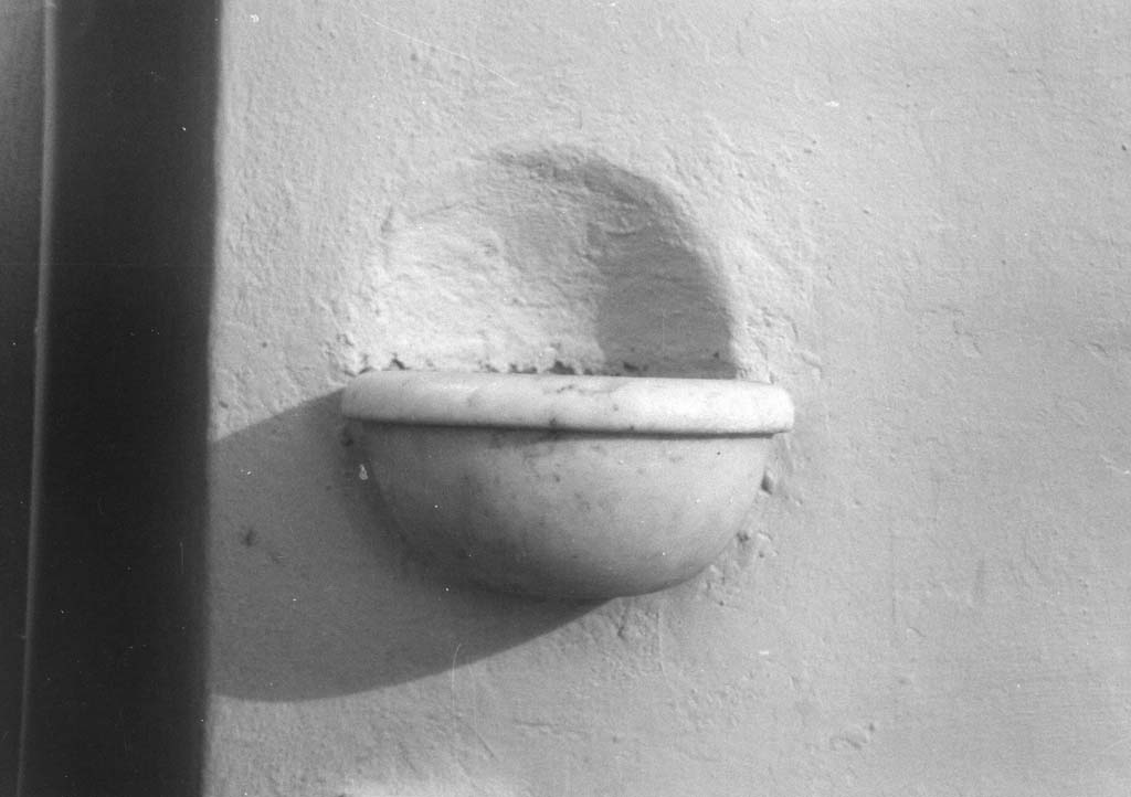acquasantiera da parete - bottega aretina (sec. XVII)