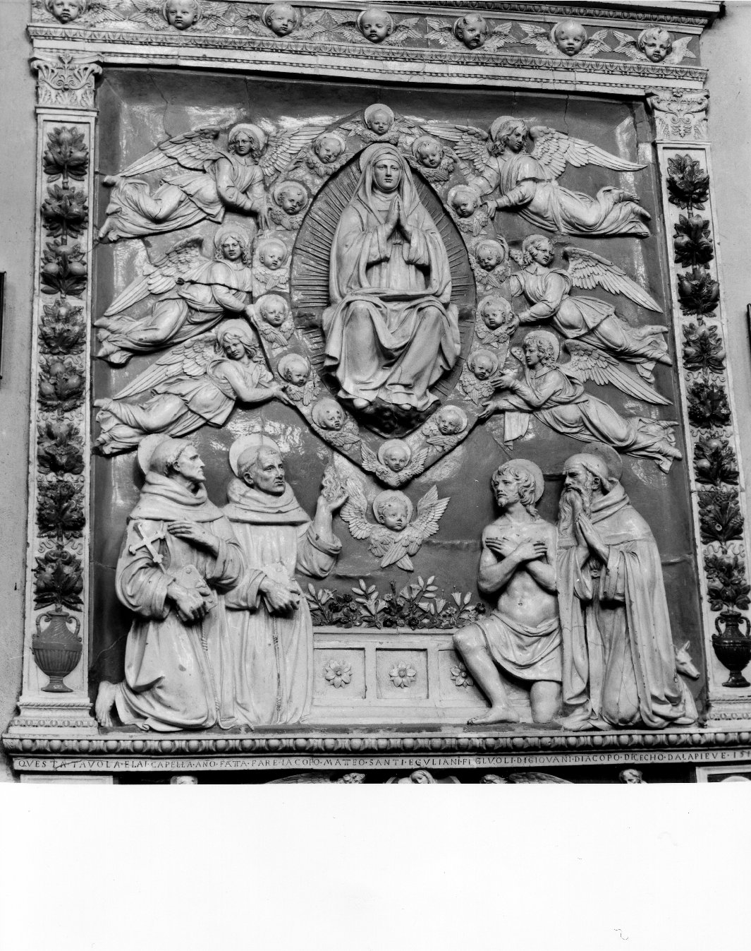 Madonna Assunta con angeli e Santi (rilievo) di Della Robbia Andrea (bottega) (sec. XVI)