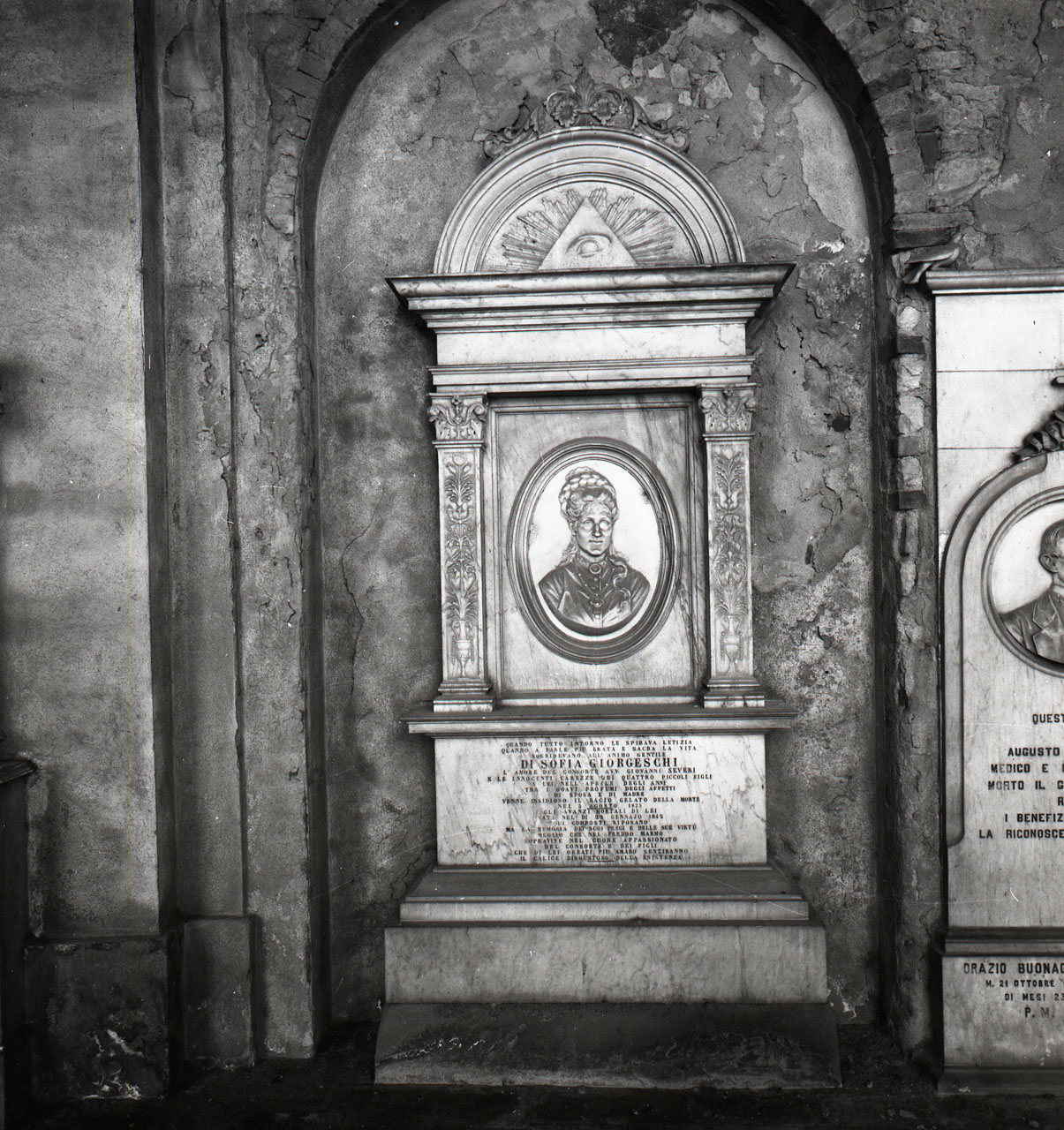 ritratto di donna (lapide tombale) di Pini E (attribuito) (sec. XIX)
