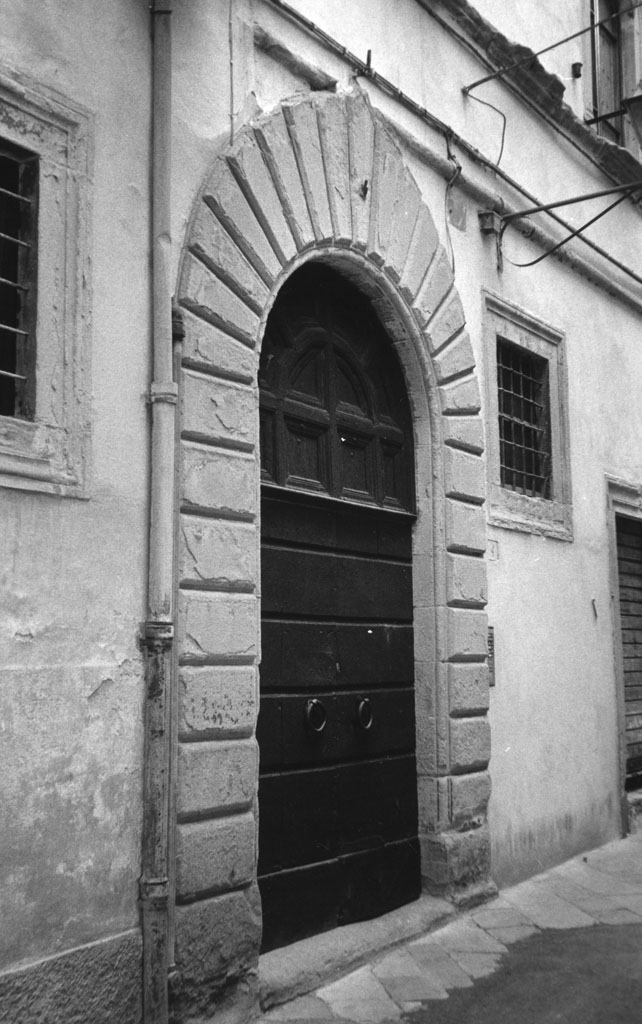 portale - ad arco - bottega aretina (sec. XVIII)