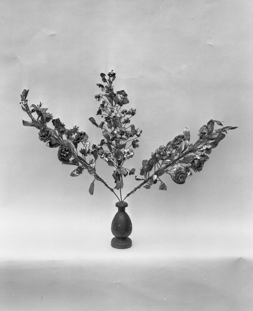 vaso d'altare con composizione floreale - bottega toscana (sec. XIX)