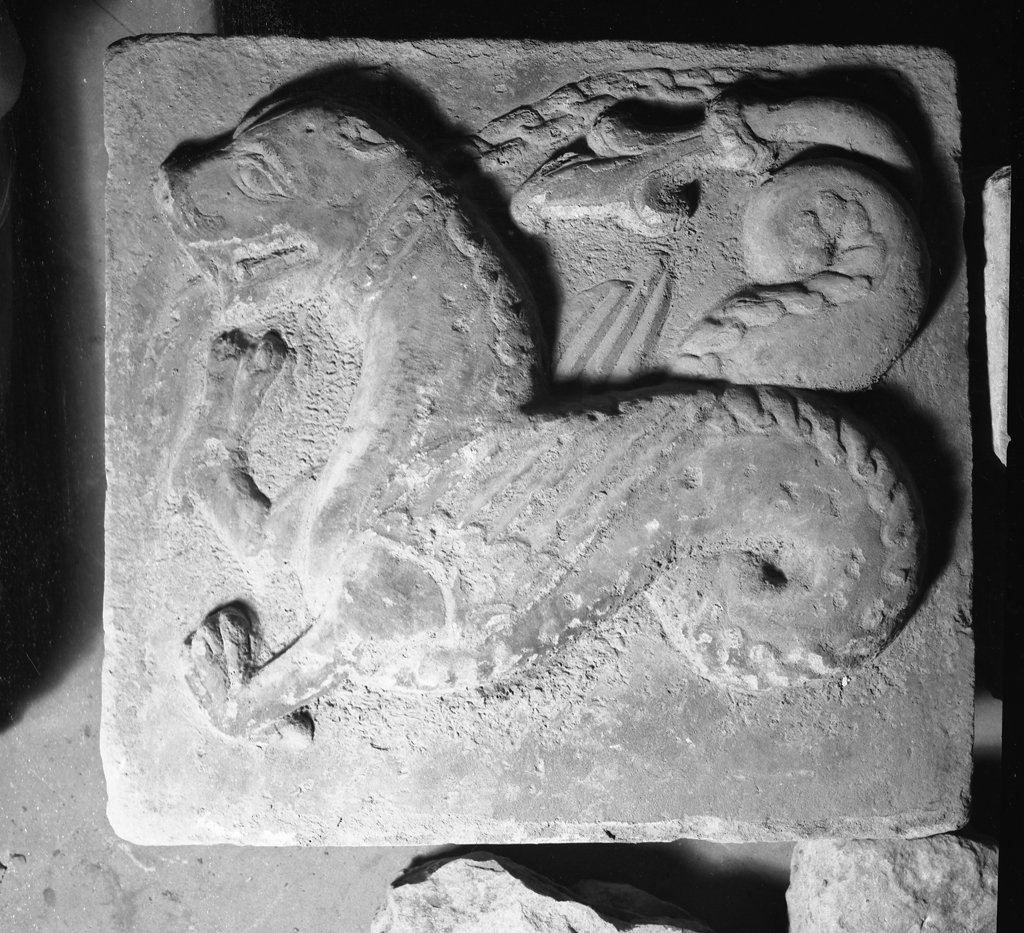 combattimento di animali fantastici e figure allegoriche, animali fantastici (decorazione plastica) - ambito toscano (sec. XIII)