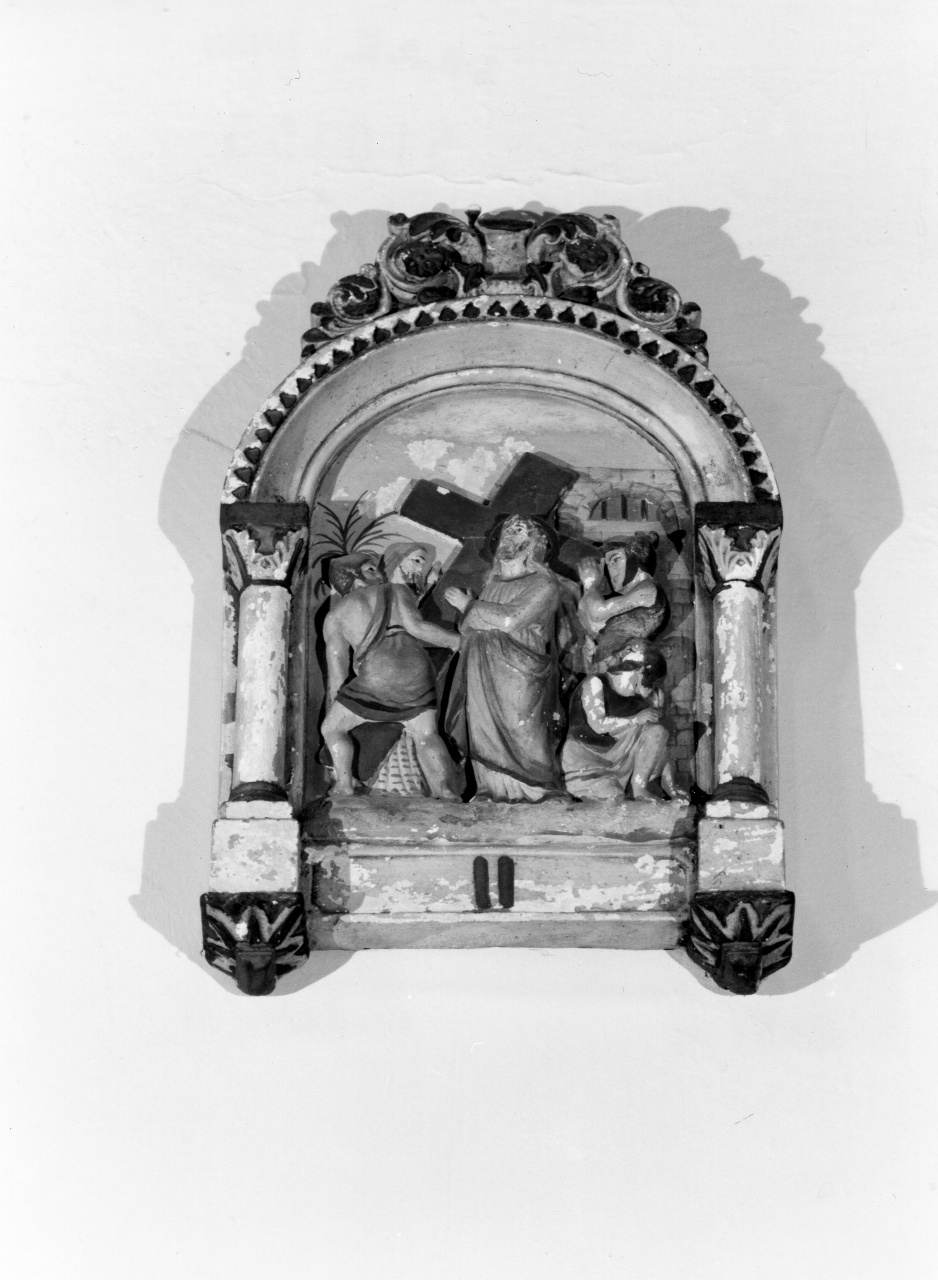 stazione II: Gesù caricato della croce (formella) - produzione emiliana (primo quarto sec. XX)
