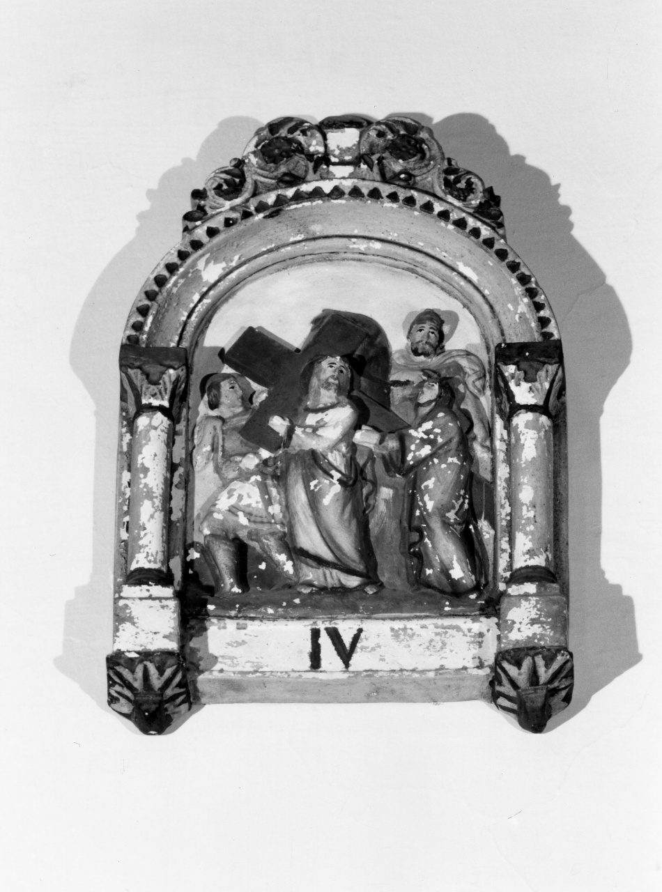 stazione IV: Gesù incontra la Madonna (formella) - produzione emiliana (primo quarto sec. XX)