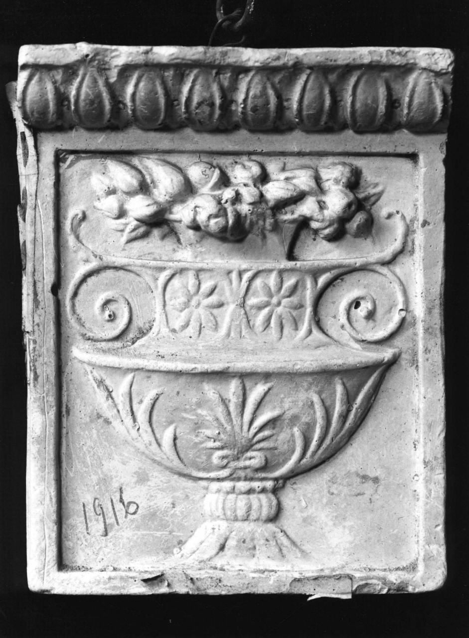 vaso con fiori (calco di formella) di Lelli Oronzio (ultimo quarto sec. XIX)