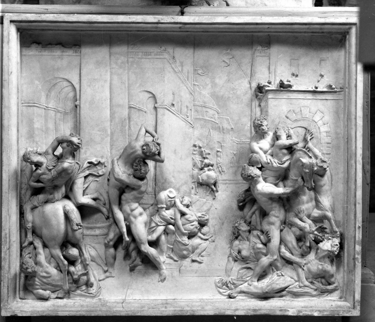 ratto delle Sabine (rilievo) di Lelli Oronzio (ultimo quarto sec. XIX)