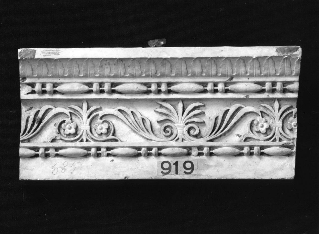 motivi decorativi geometrici e vegetali stilizzati (decorazione plastica, frammento) di Lelli Oronzio (ultimo quarto sec. XIX)