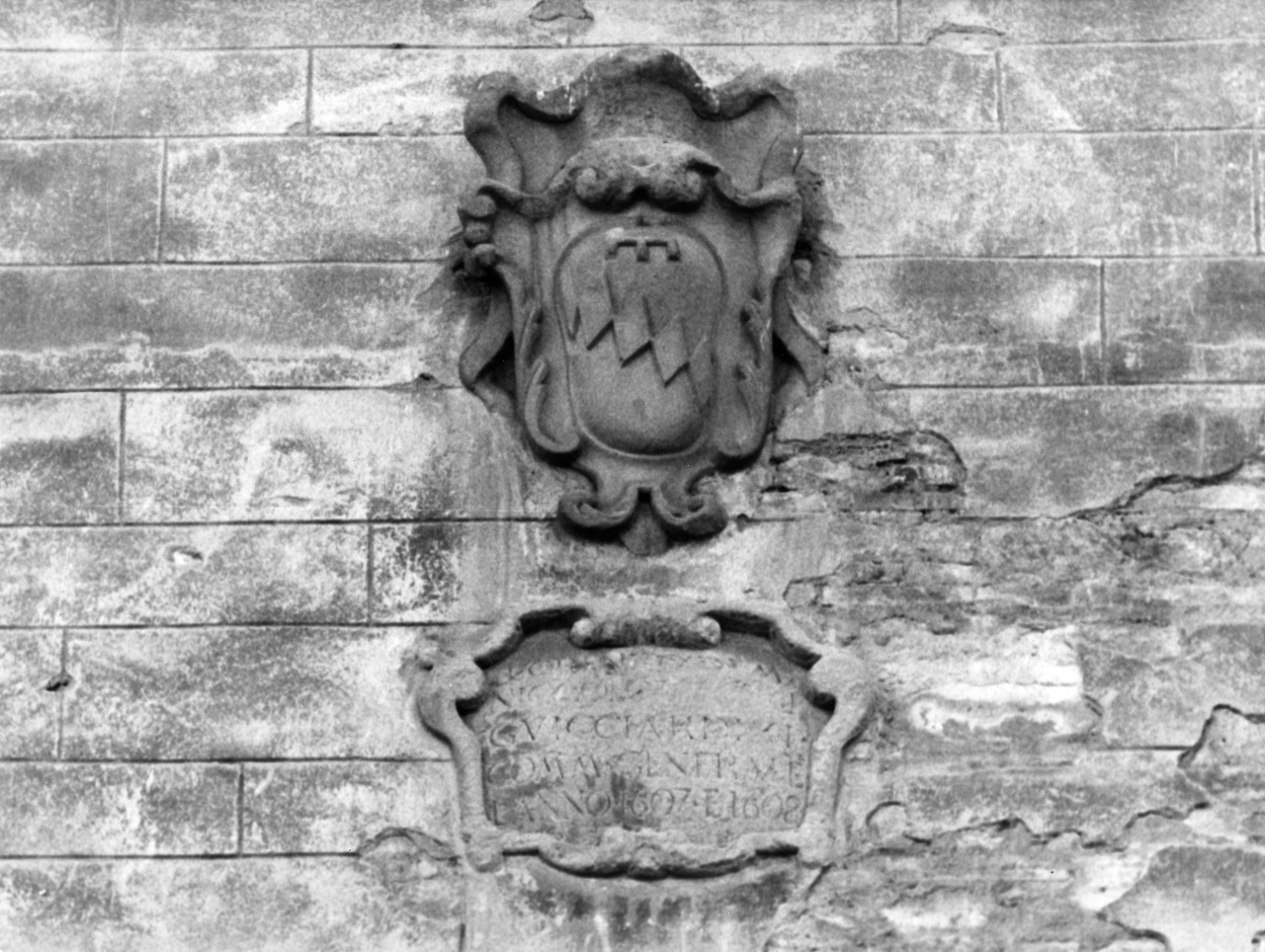 stemma gentilizio della famiglia Guicciardini (rilievo) - manifattura pistoiese (sec. XVII)
