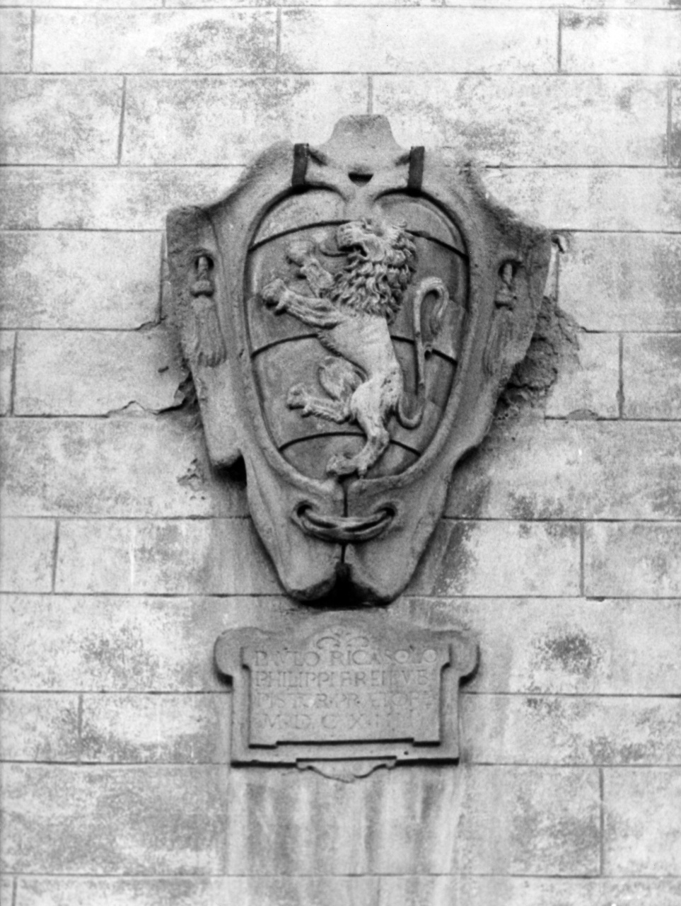 stemma gentilizio della famiglia Ricasoli (rilievo) - manifattura pistoiese (sec. XVII)