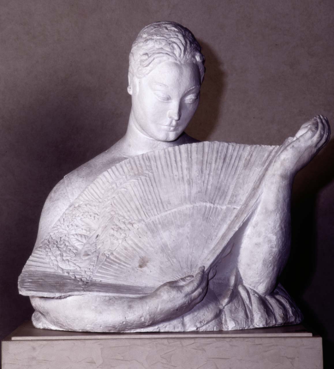 Donna con ventaglio, busto femminile (statua) di Andreotti Libero (sec. XX)