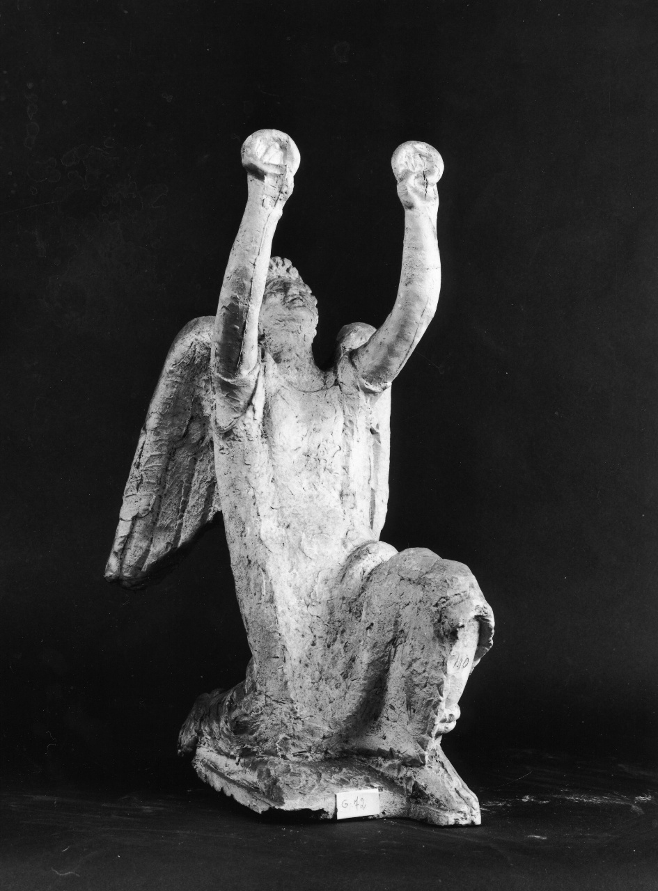 Angelo inginocchiato con coroncine, angelo (scultura) di Andreotti Libero (sec. XX)