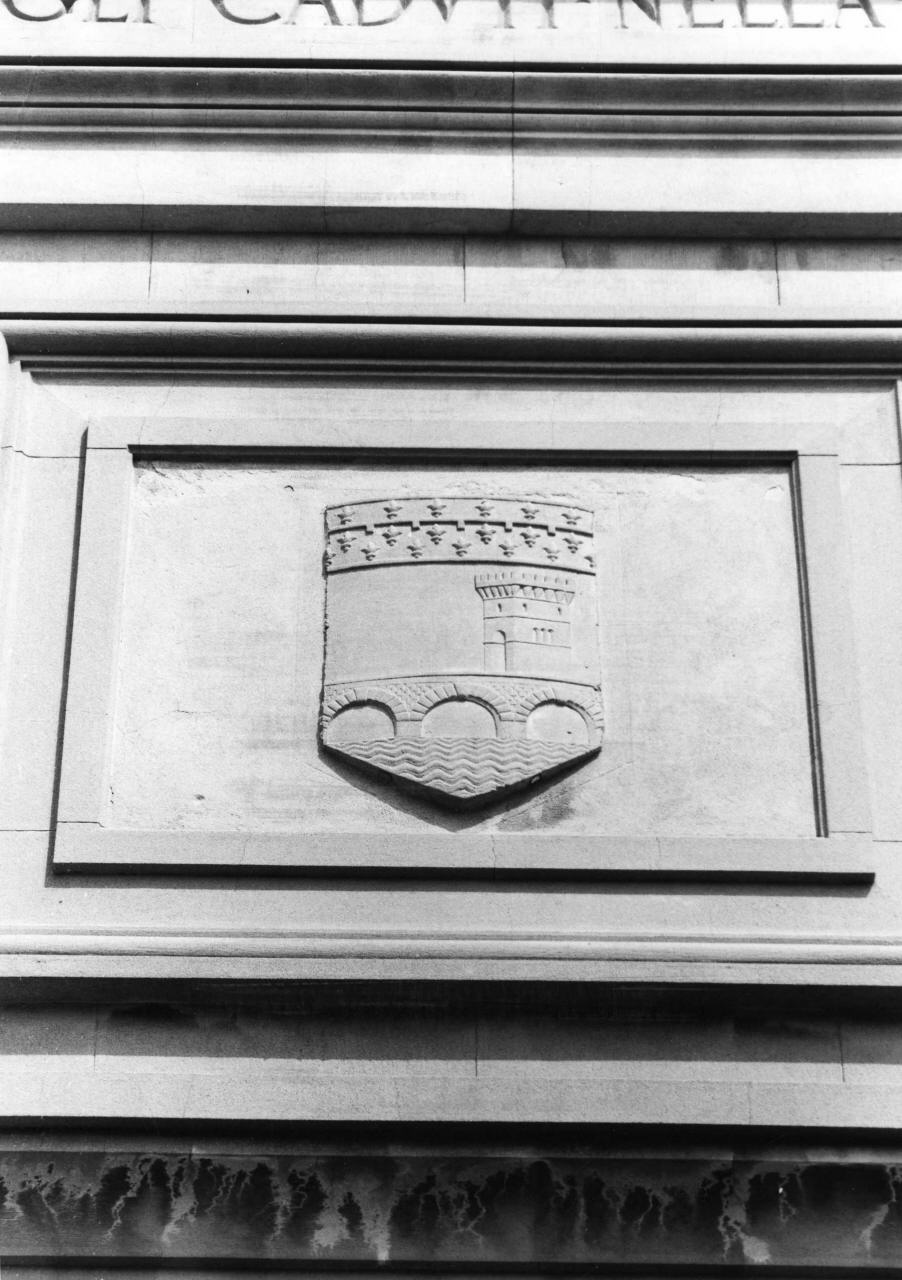 stemma (rilievo) di Santelli Giuseppe (bottega) (sec. XX)