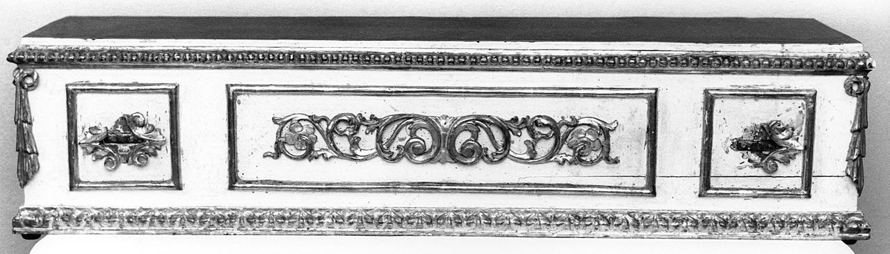gradino d'altare - bottega toscana (prima metà sec. XIX)