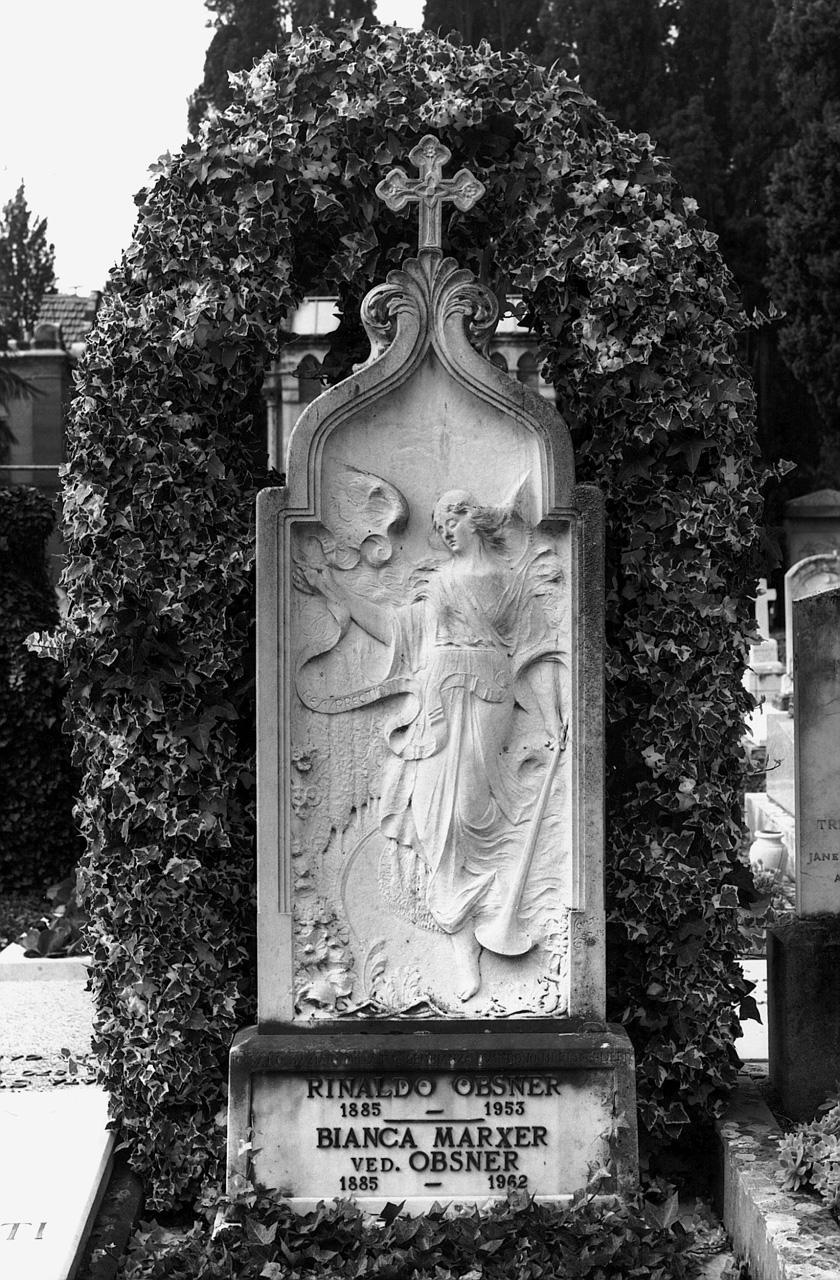 angelo con simboli della resurrezione dei morti: tromba e vessillo (rilievo) di Betti Edoardo (sec. XX)