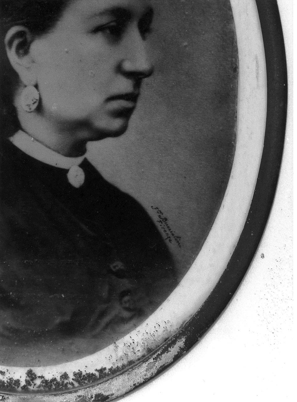 ritratto di Fomine Barbara, ritratto di donna (medaglione portaritratto) - produzione toscana (sec. XX)