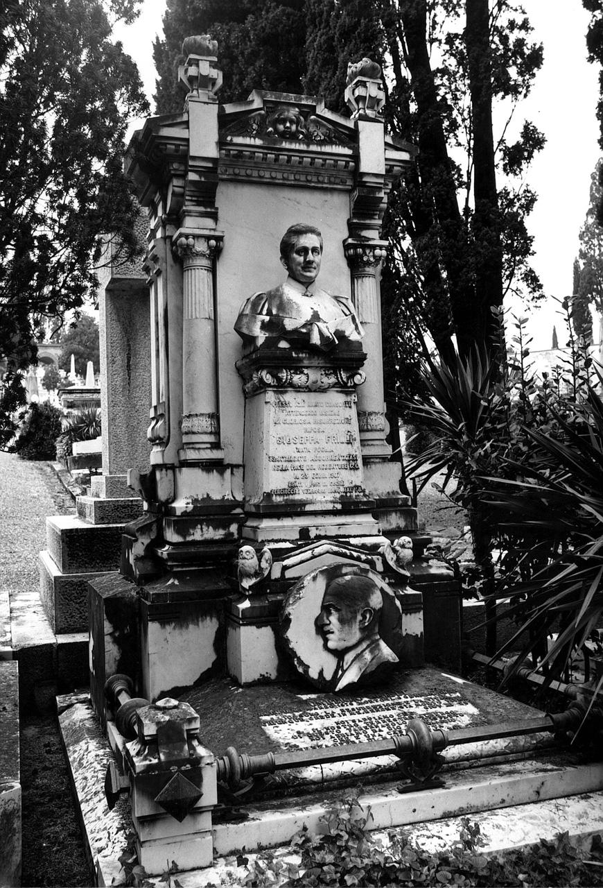 monumento funebre di Ceccarelli Ezio, Frilli Antonio (sec. XX)