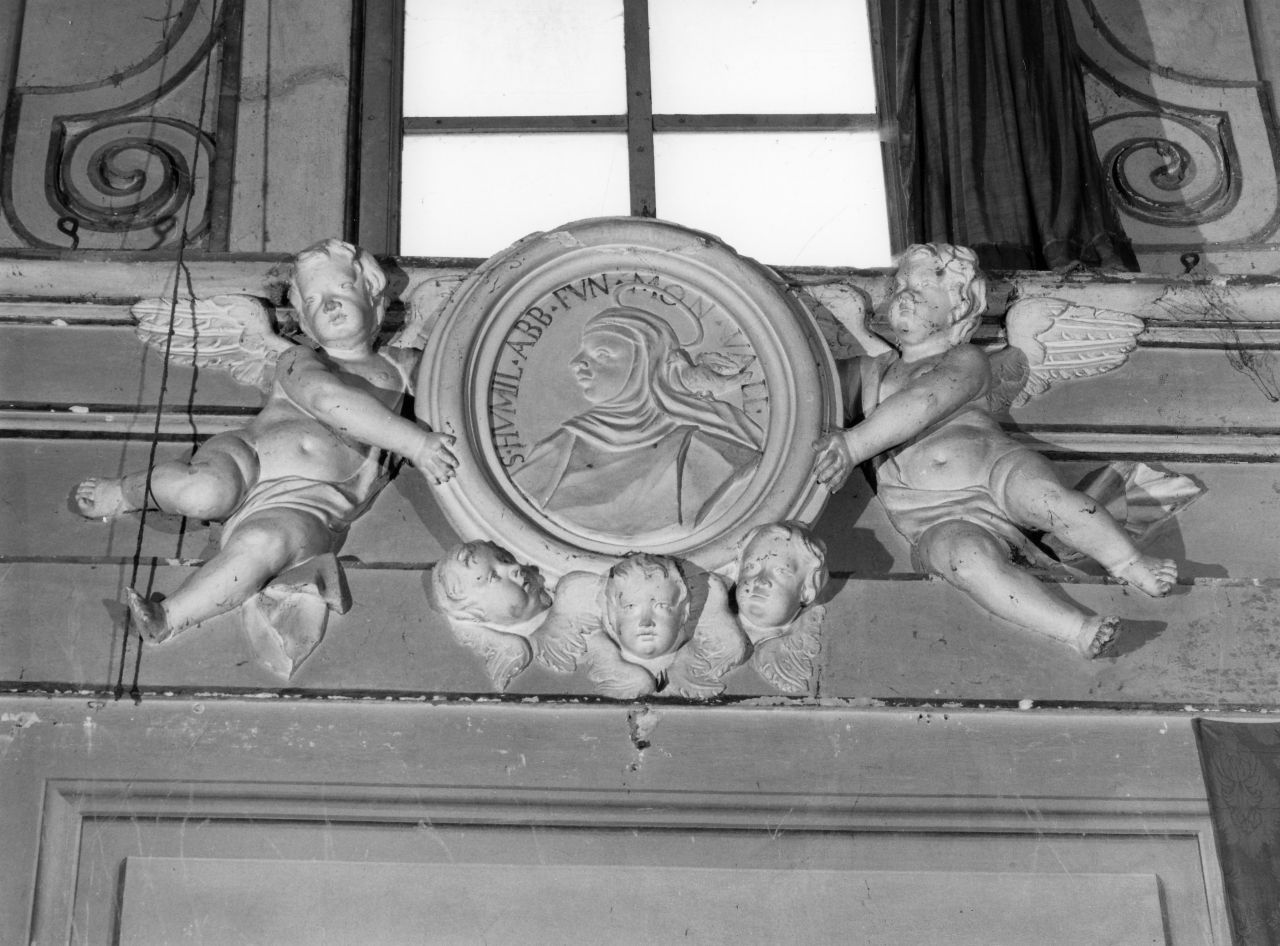 angioletti con medaglione di Santa Umiltà (decorazione plastica, insieme) - ambito toscano (sec. XVIII)