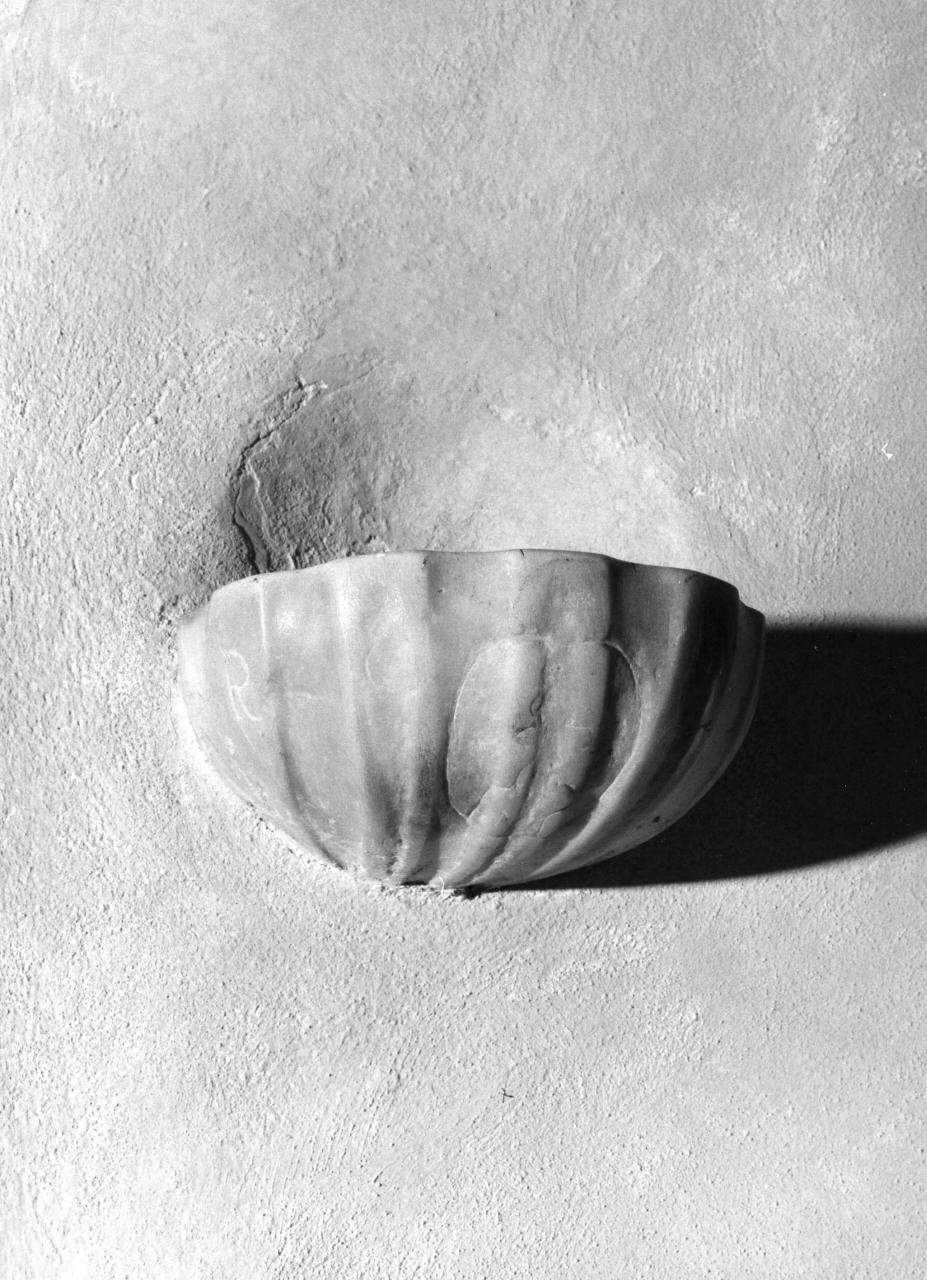 acquasantiera da parete - bottega toscana (fine/inizio secc. XVII/ XVIII)