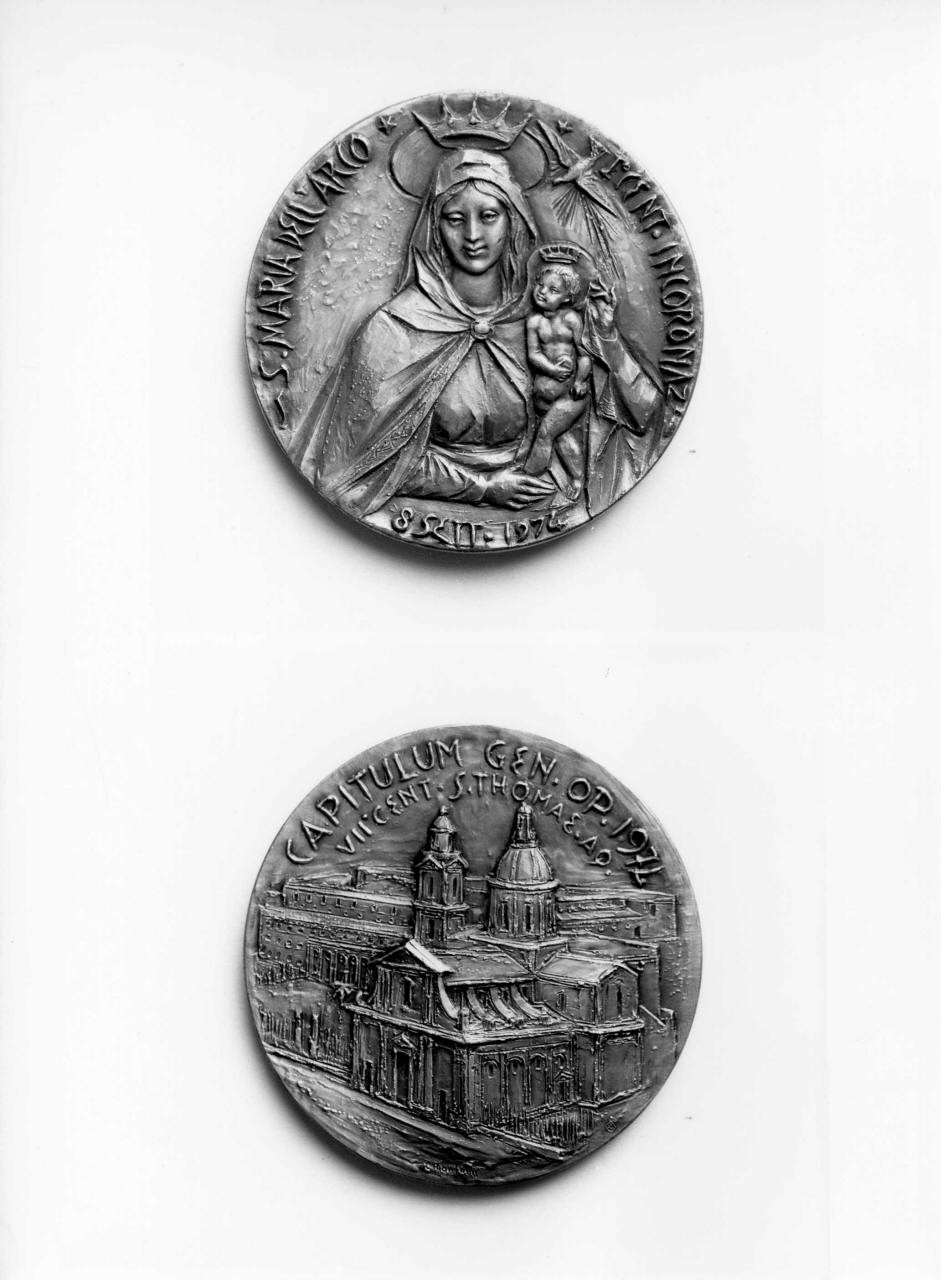 Madonna con Bambino, veduta prospettica di una chiesa (medaglia) di Manfrini Enrico (sec. XX)