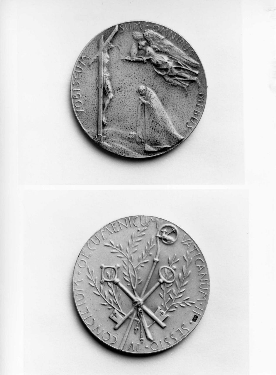 papa Paolo VI orante di fronte a Cristo Crocifisso, simboli pontifici (medaglia) di Crocetti Venanzio (sec. XX)