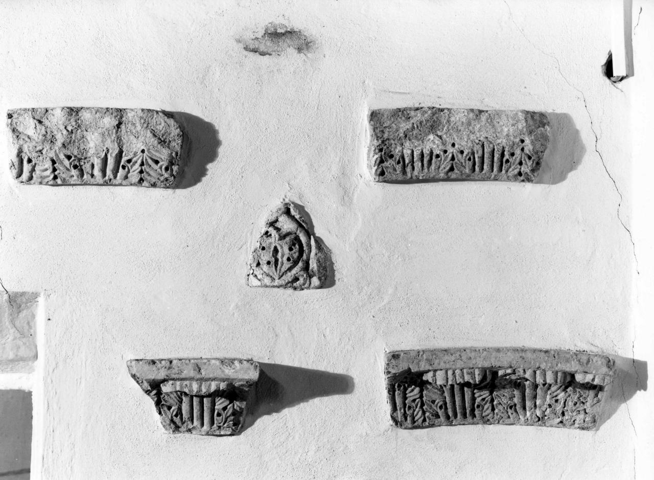 motivi decorativi vegetali (rilievo, frammento) - bottega toscana (sec. XIII)