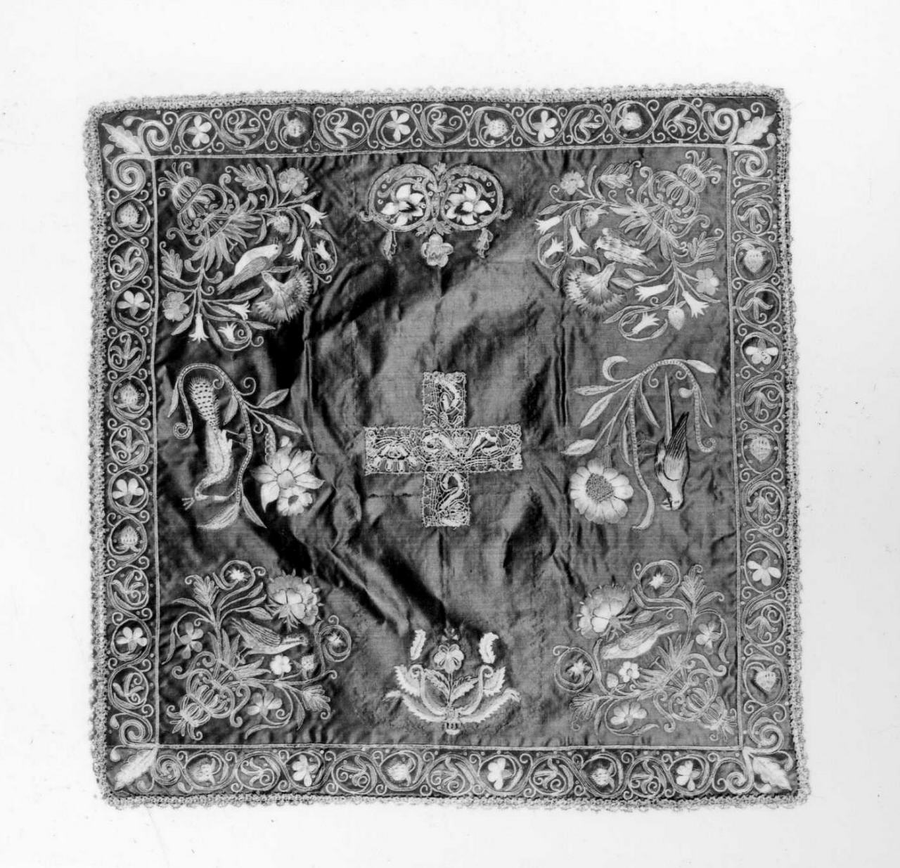 motivi decorativi floreali, croce (velo di calice) - manifattura toscana, manifattura pistoiese (sec. XVII)