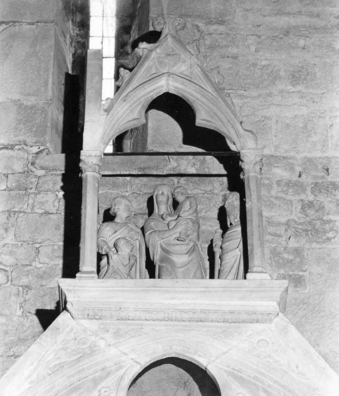 Madonna con il Bambino, San Giacomo il Maggiore, devoto inginocchiato, San Zeno (gruppo scultoreo) di Agostino di Giovanni (sec. XIV)