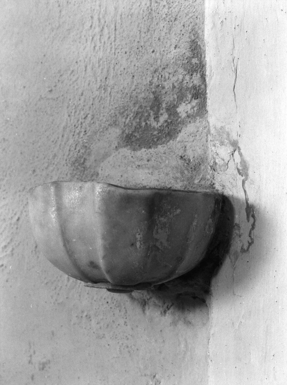 acquasantiera da parete - bottega toscana (sec. XVII)