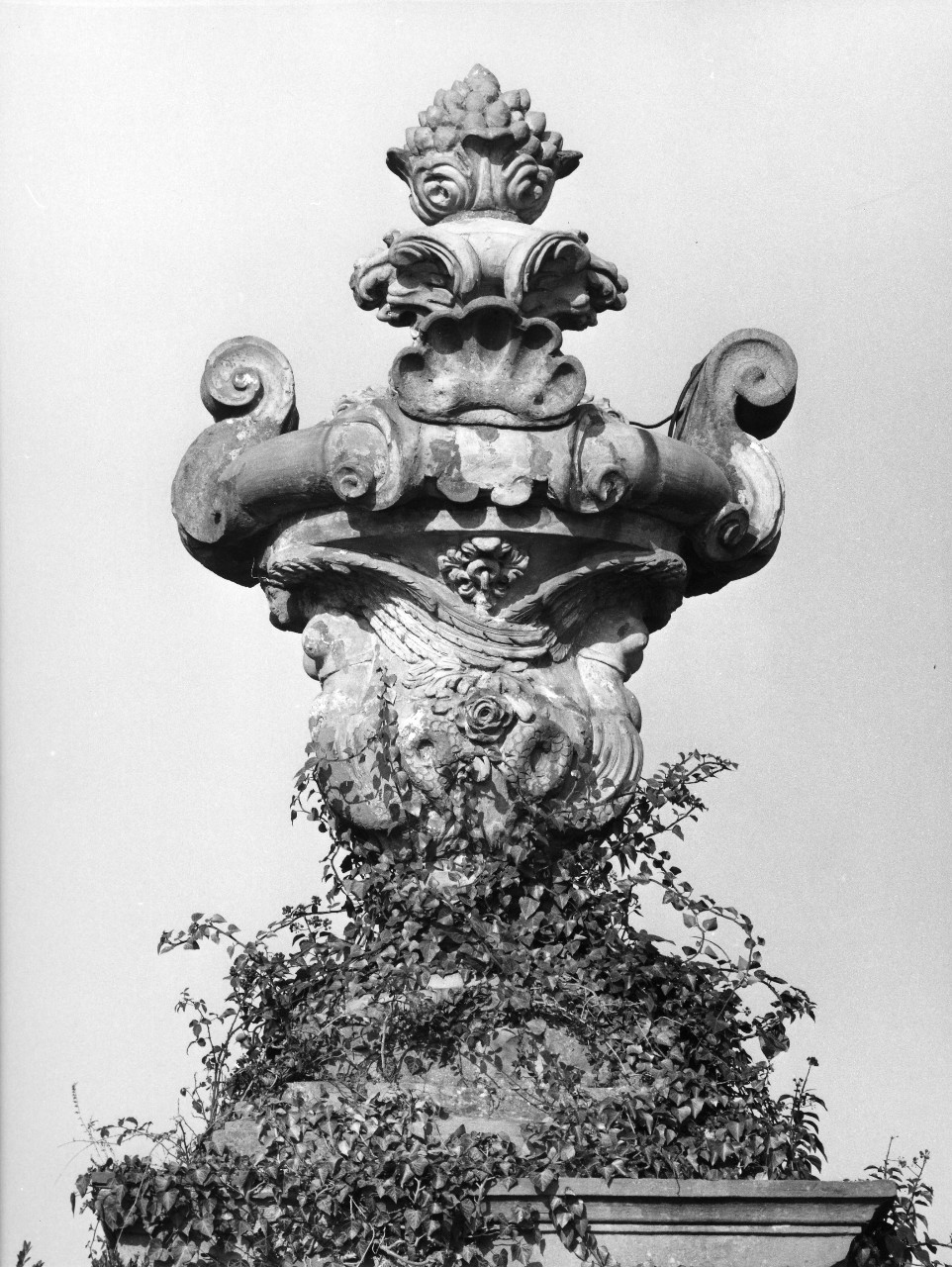 vaso con fiori (scultura, serie) - bottega toscana (sec. XVII)
