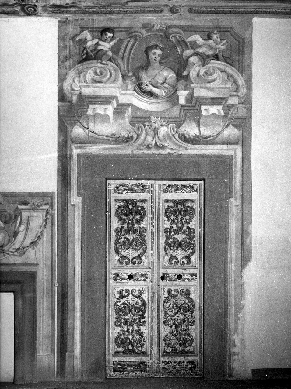 cornice architettonica con motivi decorativi e figure (sovrapporta) di Dandini Pietro (bottega) (fine sec. XVII)
